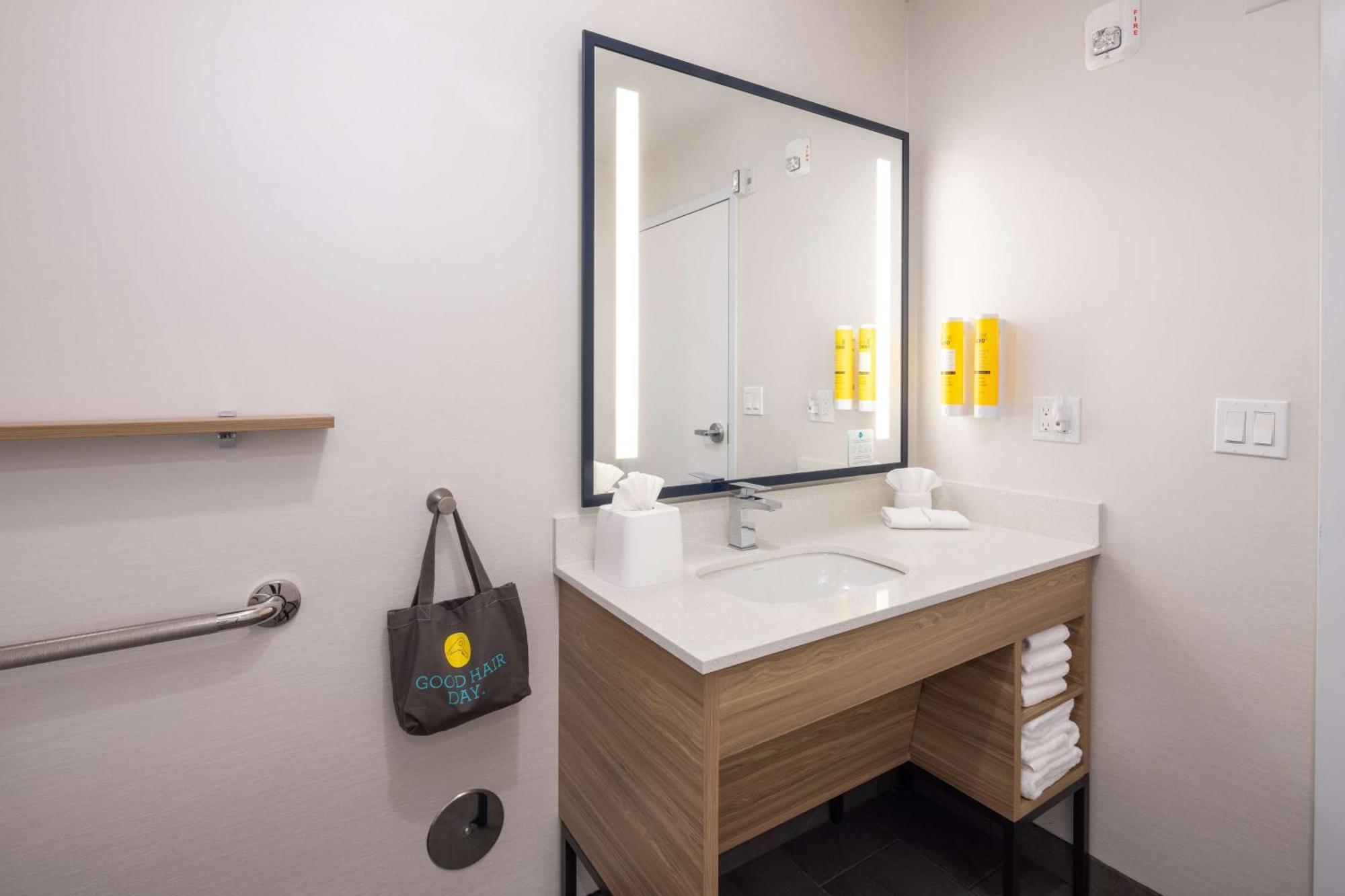 Tru By Hilton Yakima Airport Hotel Bagian luar foto