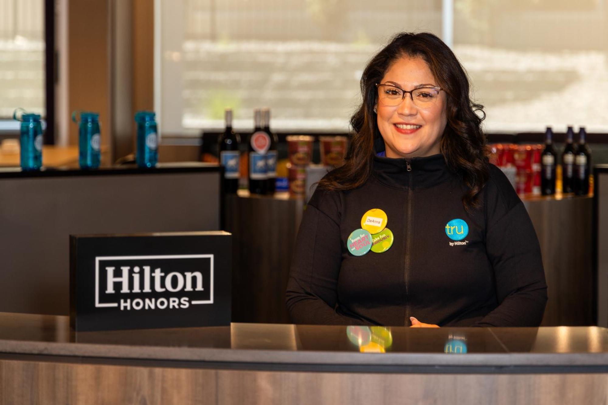 Tru By Hilton Yakima Airport Hotel Bagian luar foto