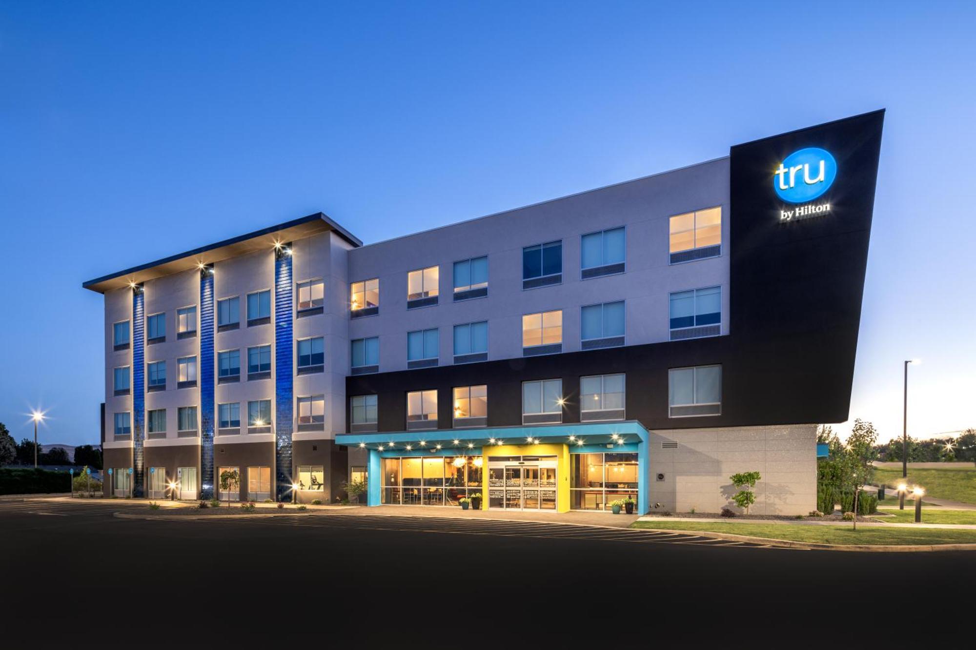 Tru By Hilton Yakima Airport Hotel Bagian luar foto